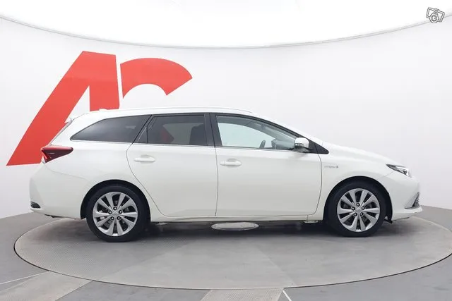 Toyota Auris Touring Sports 1,8 Hybrid Premium - PUOLINAHAT / 1-OMISTAJA / LOHKOLÄM. / NAVI / HUIPPUVARUSTELTU PREMIUM MALLI / UUDET KESÄRENKAAT Image 6